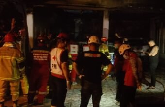 Api Lahap Garasi Klinik Mitra Ananda Pakjo, 5 Kendaraan Hangus Sekaligus Api Lahap Garasi Klinik Mitra Ananda Pakjo, 5 Kendaraan Hangus Sekaligus