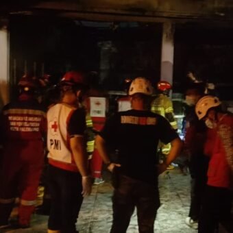 Api Lahap Garasi Klinik Mitra Ananda Pakjo, 5 Kendaraan Hangus Sekaligus Api Lahap Garasi Klinik Mitra Ananda Pakjo, 5 Kendaraan Hangus Sekaligus