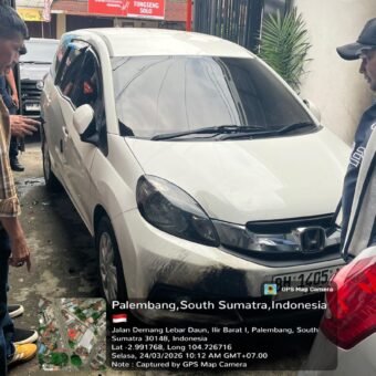 Dini Hari Rumah Warga Dilempar Diduga Bom Molotov, 2 Pelaku Terekam CCTV Kini Diburu Polisi