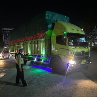 Amankan Jalur Lintas Palembang, 80 Truk Sumbu Tiga Dihentikan dalam Operasi KRYD Amankan Jalur Lintas Palembang, 80 Truk Sumbu Tiga Dihentikan dalam Operasi KRYD