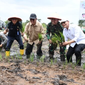 Dukung Program Ketahanan Pangan Nasional, Danrem 044/Gapo Ikut Tanam Padi Serentak di Lahan CSR
