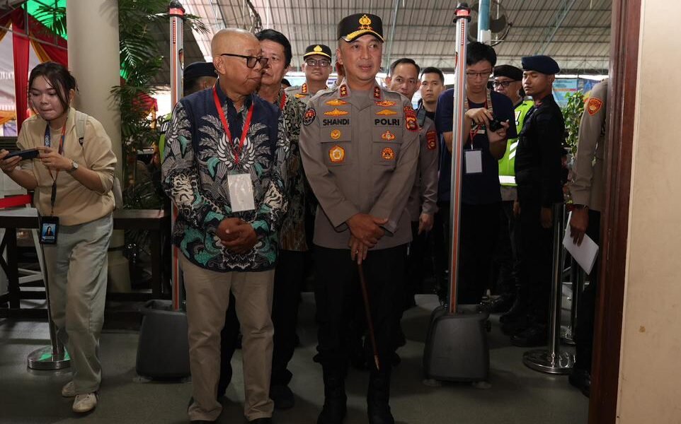 Kapolda Sandi Monitoring Gereja di Palembang, Pastikan Pengamanan Paskah Berjalan Optimal Kapolda Sumsel Turun Langsung Monitoring Gereja di Palembang, Pastikan Pengamanan Paskah Berjalan Optimal