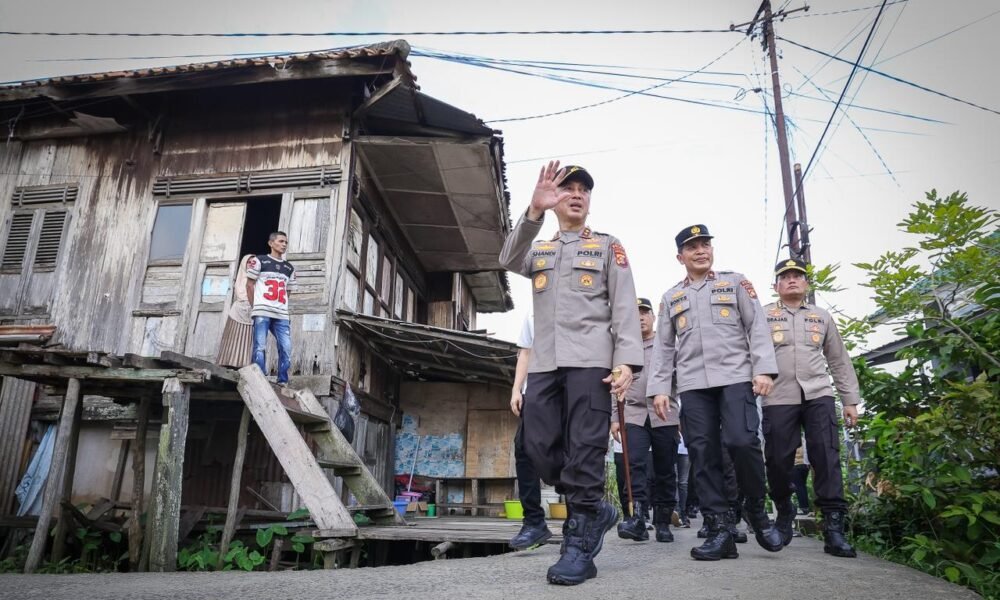 Kapolda Sumsel Pimpin Bedah 37 Rumah Warga Kurang Mampu di Palembang Secara Serentak Kapolda Sumsel Pimpin Bedah 37 Rumah Warga Kurang Mampu di Palembang Secara Serentak