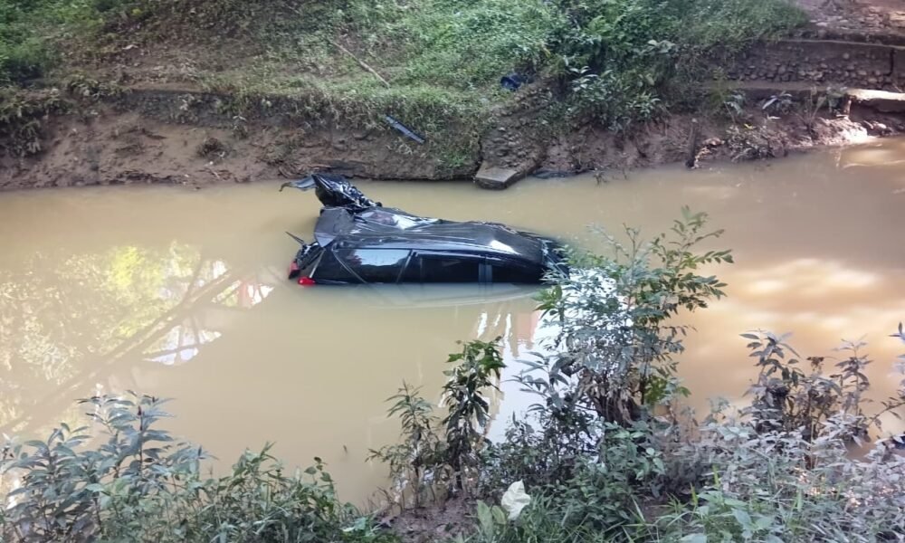 Gagal Bawa Kabur Innova Reborn Curian, Pecatan Polisi Nyebur ke Sungai Muara Gula Baru Gagal Bawa Kabur Innova Reborn Curian, Pecatan Polisi Nyebur ke Sungai Muara Gula Baru