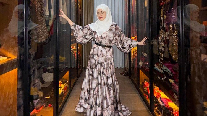 Dinar Candy Kembali Mencuri Perhatian Publik, Intip Rumah Baru Mewahnya yang Punya Walk In Closet Bak Butik Bagian rumah yang paling banyak menuai pujian netizen adalah walk in closet milik Dinar Candy. Ruangan penyimpanan pakaian tersebut didesain sangat modern dengan lemari kaca transparan berbingkai hitam minimalis. (Foto: detikhot.com)