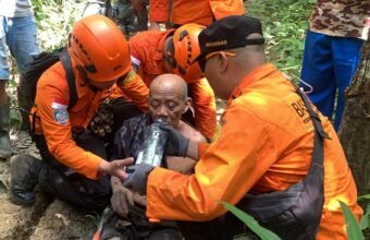 Lansia 80 Tahun yang Hilang di Musi Rawas Ditemukan Tim SAR Selamat Duduk di Bawah Pohon Lansia 80 Tahun yang Hilang di Musi Rawas Ditemukan Tim SAR Selamat Duduk di Bawah Pohon