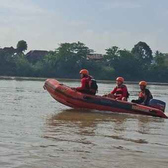 Seberangi Sungai Ogan, Warga Tanjung Raja Terseret Arus, Tim SAR Gabungan Lakukan Pencarian