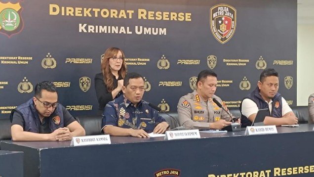 Resmi Ditangkap! Roy Suryo dan dr Tifa Akan Diserahkan ke Kejati DKI dalam Kasus Dugaan Fitnah Ijazah Jokowi Polda Metro Jaya resmi menangkap Roy Suryo dan dr Tifauzia Tyassuma (dr Tifa) terkait kasus dugaan penyebaran tuduhan ijazah palsu Presiden ke-7 RI, Joko Widodo (Jokowi). Penangkapan dilakukan setelah berkas perkara keduanya dinyatakan lengkap atau P-21 oleh pihak kejaksaan. (Foto: detiknews.com)