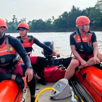 Tim SAR Cari Bocah Perempuan yang Dilaporkan Hilang Terseret Arus di Sungai Musi Saat Berenang Bersama Tim SAR Cari Bocah 11 Tahun yang Dilaporkan Hilang Terseret Arus di Sungai Musi Saat Berenang Bersama