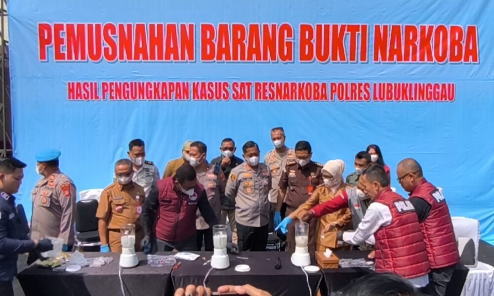 Polda Sumsel Musnahkan 1,39 Kilogram Sabu di Polres Lubuk Linggau, Wujud Transparansi Penegakan Hukum Kepolisian Daerah Sumatera Selatan melalui Polres Lubuk Linggau menggelar konferensi pers sekaligus pemusnahan barang bukti narkotika jenis sabu di halaman belakang Mapolres Lubuk Linggau, Selasa (23/6/2026). (Foto: Edho/Sriwijayaterkini.co)