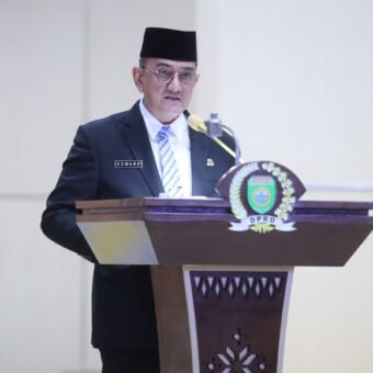 Sekda Sumsel Edward Candra Sampaikan Jawaban Gubernur atas Pandangan Fraksi DPRD terhadap Raperda Pertanggungjawaban APBD 2025 Gubernur Sumatera Selatan (Sumsel) Dr. H. Herman Deru diwakili Sekretaris Daerah (Sekda) Provinsi Sumsel Dr. Drs. H. Edward Candra, M.H. menyampaikan tanggapan dan jawaban Gubernur. (Foto: Yulie)