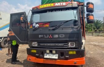 Respons Cepat Polda Sumsel Evakuasi Sopir Truk Meninggal di Betung, Dipastikan Akibat Serangan Jantung