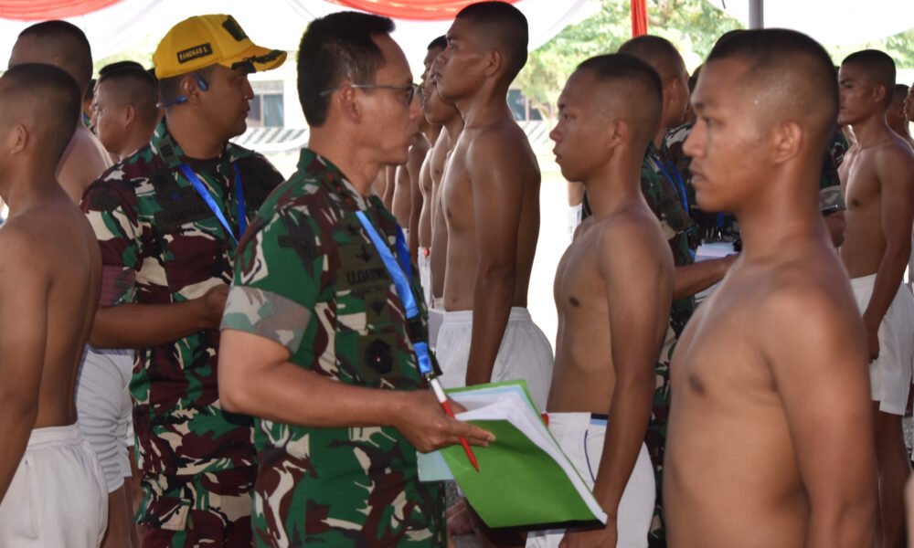 Pangdam II/Sriwijaya Mayjen TNI Ujang Darwis memimpin Sidang Pantukhir Calon Tamtama Prajurit Karier TNI AD Gelombang II Tahun 2026 di Mako Dodik Secata Lahat yang diikuti 1.449 peserta seleksi Subpanpus Kodam II/Sriwijaya. (Foto: Yulie/previews.sriwijayaterkini.id)