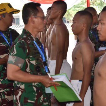 Pangdam II/Sriwijaya Pimpin Sidang Pantukhir Calon Tamtama PK TNI AD Gelombang II Tahun 2026 Subpanpus Kodam II/Swj Pangdam II/Sriwijaya Mayjen TNI Ujang Darwis memimpin Sidang Pantukhir Calon Tamtama Prajurit Karier TNI AD Gelombang II Tahun 2026 di Mako Dodik Secata Lahat yang diikuti 1.449 peserta seleksi Subpanpus Kodam II/Sriwijaya. (Foto: Yulie/previews.sriwijayaterkini.id)