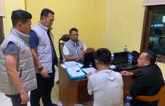 Polda Sumsel Bongkar Website Palsu Berlogo Bhayangkara Run dengan QRIS Ilegal, Dua Pelaku Ditangkap di Riau Polda Sumsel Bongkar Website Palsu Berlogo Bhayangkara Run dengan QRIS Ilegal, Dua Pelaku Ditangkap di Riau. (Foto: istimewa)