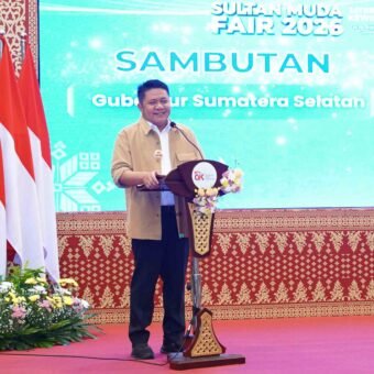 Gubernur Herman Deru Buka Sultan Muda Fair 2026, Perkuat Literasi Keuangan dan Akselerasi Digital Pengusaha Muda Sumsel Gubernur Sumatera Selatan (Sumsel) Dr. H. Herman Deru secara resmi membuka Sultan Muda Fair 2026 yang mengusung tema "Cakap Digital, Cerdas Finansial, dan Siap Berkarya untuk Sumsel Maju" di Kantor Otoritas Jasa Keuangan (OJK) Regional 7 Sumsel, Senin (6/7/2026). (Foto: istimewa)