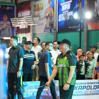 Gubernur Sumatera Selatan Herman Deru menghadiri pembukaan Kejuaraan Kapolda Sumsel Cup VI 2026 di GOR Badminton Drs. Warsito, Palembang, sebagai ajang pencarian bibit atlet bulutangkis berbakat dalam rangka Hari Bhayangkara ke-80. (Foto: istimewa)