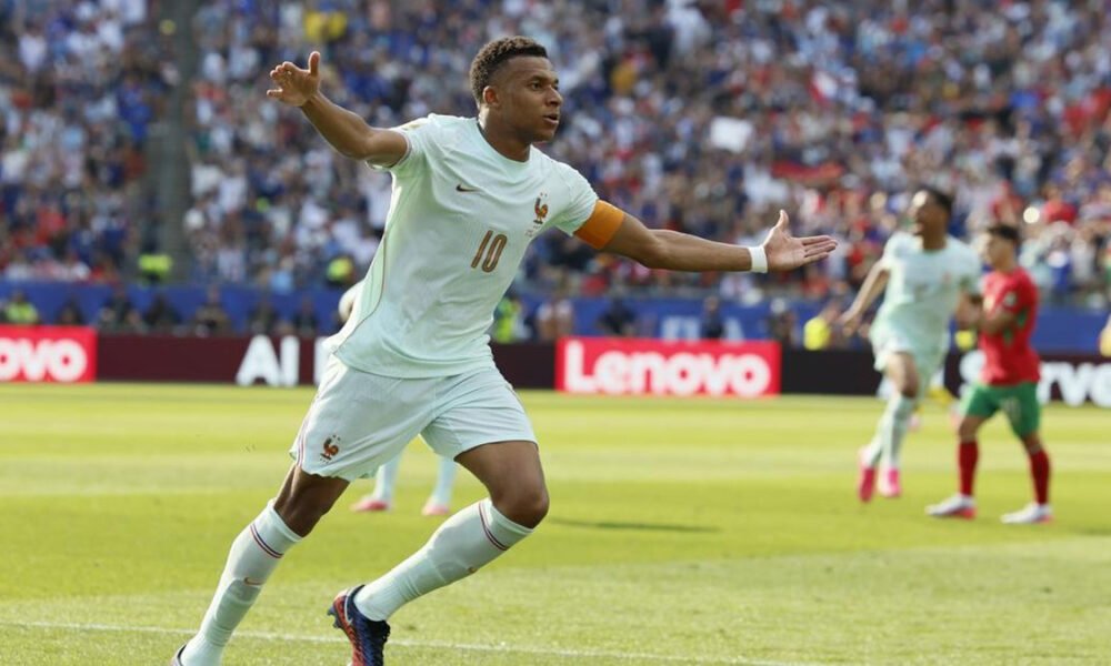 Prancis Tumbangkan Maroko 2-0, Les Bleus Melaju ke Semifinal Piala Dunia 2026 Kebuntuan akhirnya pecah pada menit ke-60 ketika Kylian Mbappe menebus kegagalannya dari titik putih dengan melepaskan tendangan melengkung yang tak mampu dijangkau Bounou. (Foto: detiksport.com)