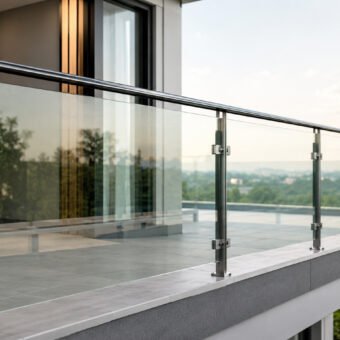 Railing kaca kini menjadi salah satu pilihan favorit dalam desain rumah modern. (Foto: istimewa)