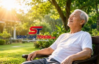 Seorang lansia sedang berjemur di bawah sinar matahari pagi di taman dengan suasana hijau yang asri sambil tersenyum, menggambarkan gaya hidup sehat dan aktif di usia lanjut. (Foto: dok/previews.sriwijayaterkini.id)