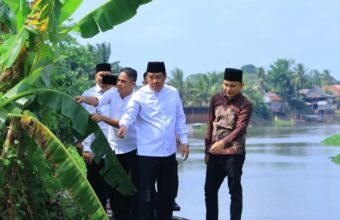 Wagub Sumsel Cik Ujang Tinjau Jalan Longsor Akibat Abrasi di Ogan Ilir, Minta Perbaikan Segera Dilakukan