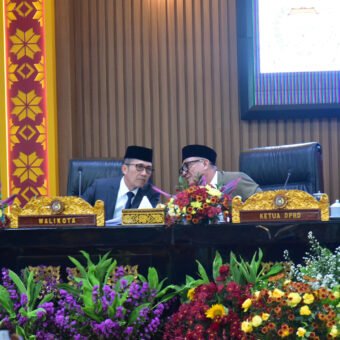 Wali Kota Ratu Dewa Hadiri Paripurna DPRD Palembang, Bahas Air Limbah hingga Pemajuan Kesenian. (Foto: Yulie)