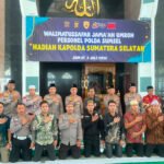 Kapolda Sumsel Irjen Pol Dr. Sandi Nugroho memimpin prosesi pelepasan personel berprestasi yang diberangkatkan umrah di Masjid Assaadah Mapolda Sumsel, Palembang, Jumat (3/7/2026). (Foto: Edho/previews.sriwijayaterkini.id)