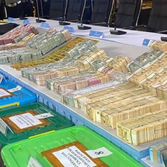 Polri Sita 74 Kg Emas dan Uang Ratusan Miliar, Ungkap Dugaan Korupsi PLN, ASABRI, dan Krakatau Steel Barang bukti tersebut diperlihatkan dalam konferensi pers di Gedung Promoter Polda Metro Jaya, Jakarta, Jumat (10/7/2026). (Foto: Wildan/detikcom)