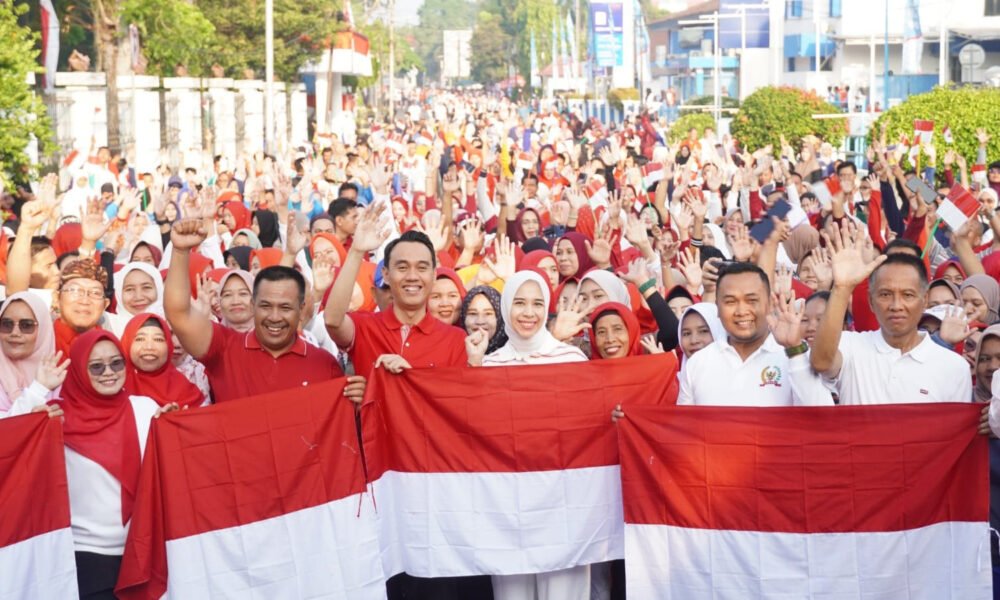 Bupati OKI Bagikan 3.000 Bendera Merah Putih, Ajak Warga Semarakkan HUT Ke-81 RI