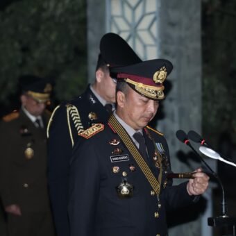 Kenang Jasa Pahlawan, Kapolda Sumsel Pimpin Apel Kehormatan dan Renungan Suci HUT ke-81 RI di TMP