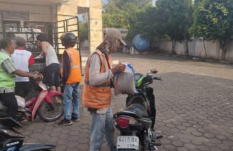 Kedepankan Kepedulian Sosial, DPC PJS Muba Bagikan Puluhan Karung Beras