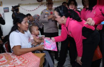 Tak Hanya Sembako, Bhayangkari Peduli Hadirkan Layanan Kesehatan untuk Warga Pulau Borang