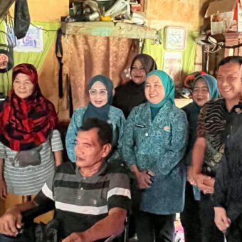 Program Palembang Peduli, Dewi Sastrani Salurkan Bantuan untuk Zahro yang Setahun Alami Stroke